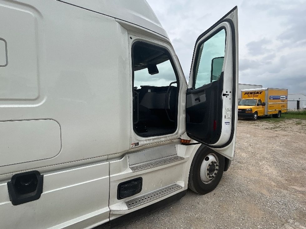 Sleeper Tractor-Heavy Duty Tractors-Freightliner-2020-T12664ST-Gainesville-GA-425,151\n\t\tmiles-$ 66,500 - Image 13