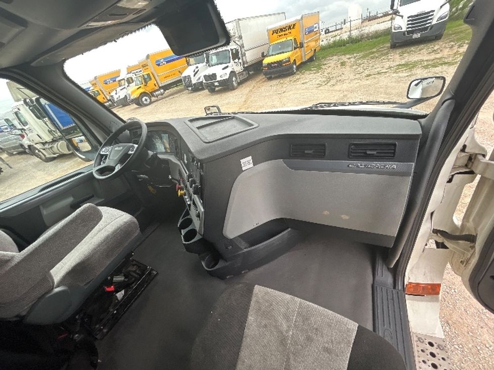 Sleeper Tractor-Heavy Duty Tractors-Freightliner-2020-T12664ST-Gainesville-GA-425,151\n\t\tmiles-$ 66,500 - Image 14