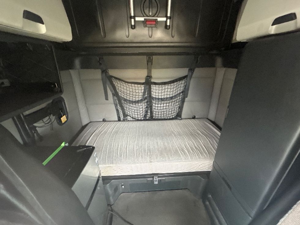 Sleeper Tractor-Heavy Duty Tractors-Freightliner-2020-T12664ST-Gainesville-GA-425,151\n\t\tmiles-$ 66,500 - Image 16