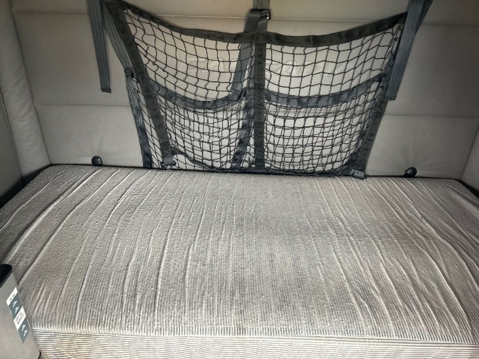 Sleeper Tractor-Heavy Duty Tractors-Freightliner-2020-T12664ST-Gainesville-GA-425,151\n\t\tmiles-$ 66,500 - Image 17