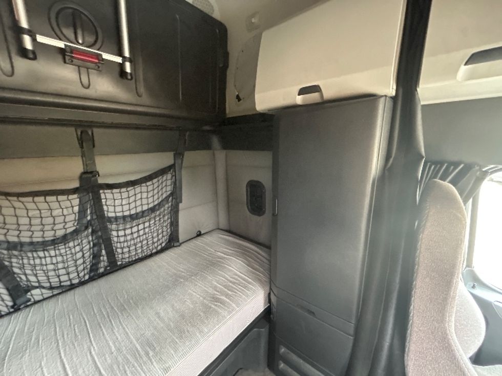 Sleeper Tractor-Heavy Duty Tractors-Freightliner-2020-T12664ST-Gainesville-GA-425,151\n\t\tmiles-$ 66,500 - Image 18