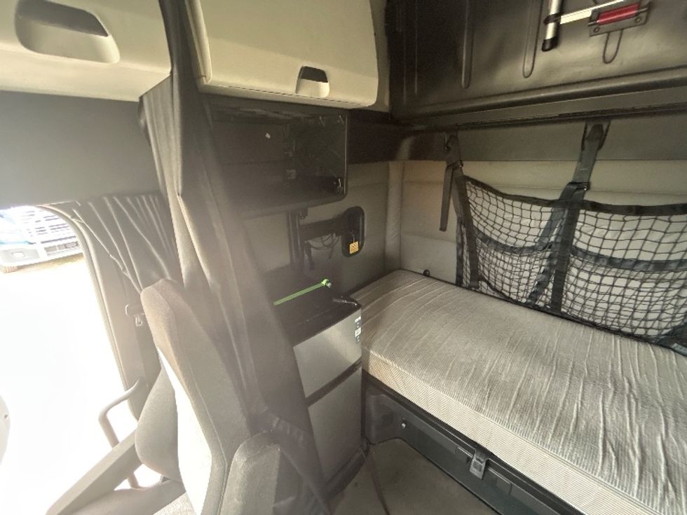 Sleeper Tractor-Heavy Duty Tractors-Freightliner-2020-T12664ST-Gainesville-GA-425,151\n\t\tmiles-$ 66,500 - Image 19