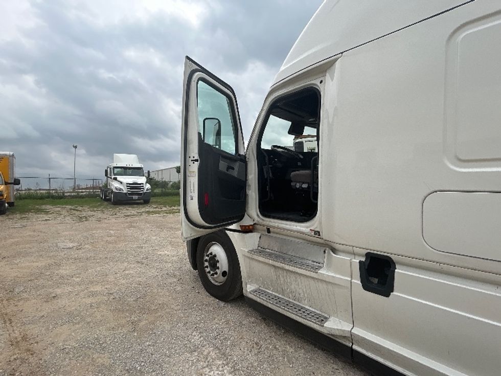 Sleeper Tractor-Heavy Duty Tractors-Freightliner-2020-T12664ST-Gainesville-GA-425,151\n\t\tmiles-$ 66,500 - Image 9