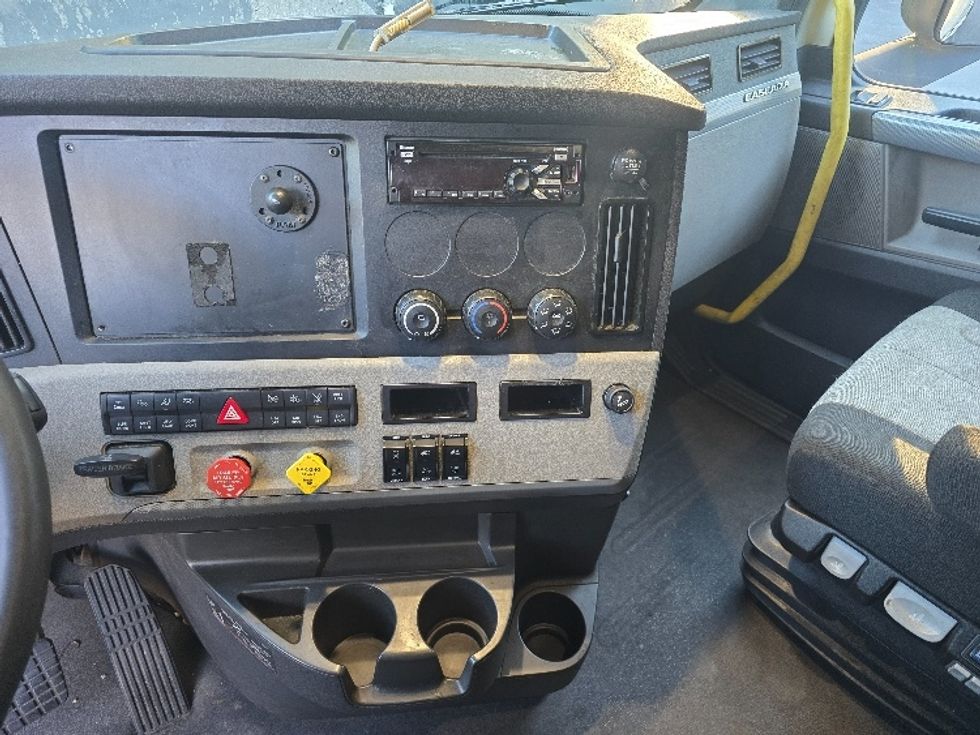 Sleeper Tractor-Heavy Duty Tractors-Freightliner-2020-T12664ST-Gainesville-GA-459,500\n\t\tmiles-$ 67,750 - Image 12