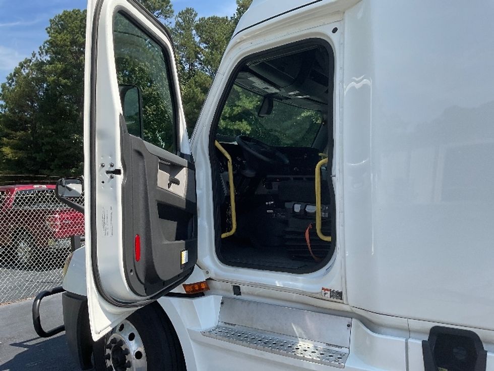 Sleeper Tractor-Heavy Duty Tractors-Freightliner-2020-T12664ST-Gainesville-GA-459,500\n\t\tmiles-$ 67,750 - Image 9