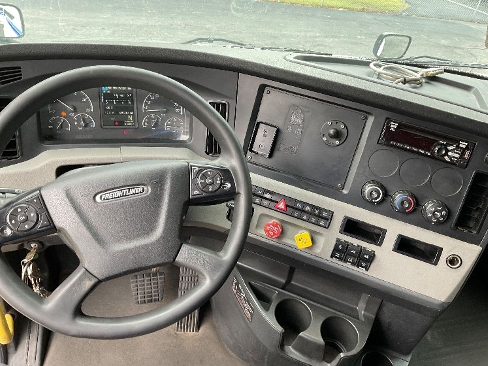 Sleeper Tractor-Heavy Duty Tractors-Freightliner-2020-T12664ST-Gainesville-GA-465,397\n\t\tmiles-$ 68,250 - Image 11