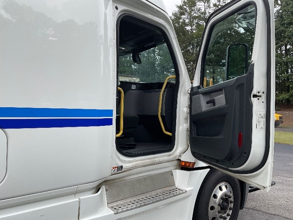 Sleeper Tractor-Heavy Duty Tractors-Freightliner-2020-T12664ST-Gainesville-GA-465,397\n\t\tmiles-$ 68,250 - Image 13