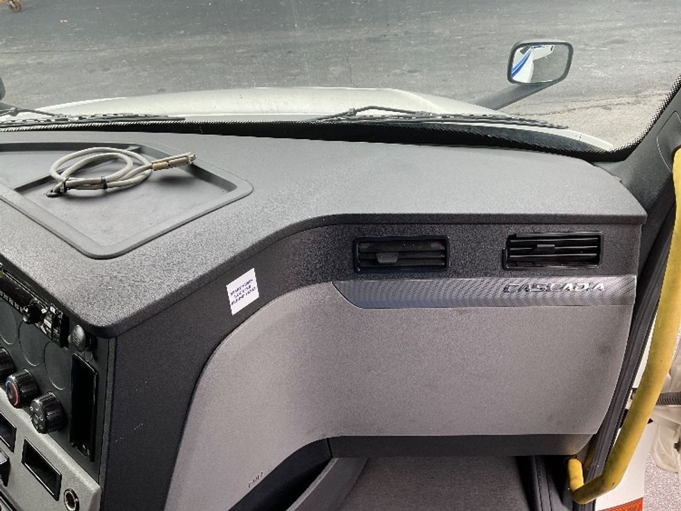 Sleeper Tractor-Heavy Duty Tractors-Freightliner-2020-T12664ST-Gainesville-GA-465,397\n\t\tmiles-$ 68,250 - Image 14