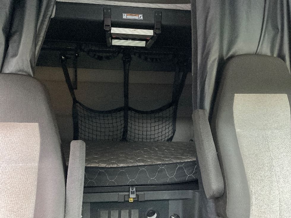 Sleeper Tractor-Heavy Duty Tractors-Freightliner-2020-T12664ST-Gainesville-GA-465,397\n\t\tmiles-$ 68,250 - Image 16