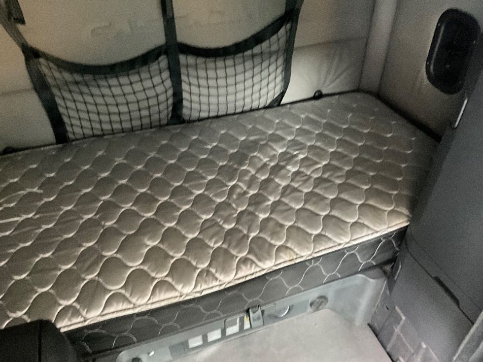 Sleeper Tractor-Heavy Duty Tractors-Freightliner-2020-T12664ST-Gainesville-GA-465,397\n\t\tmiles-$ 68,250 - Image 17