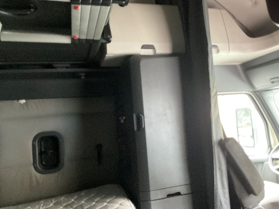 Sleeper Tractor-Heavy Duty Tractors-Freightliner-2020-T12664ST-Gainesville-GA-465,397\n\t\tmiles-$ 68,250 - Image 18