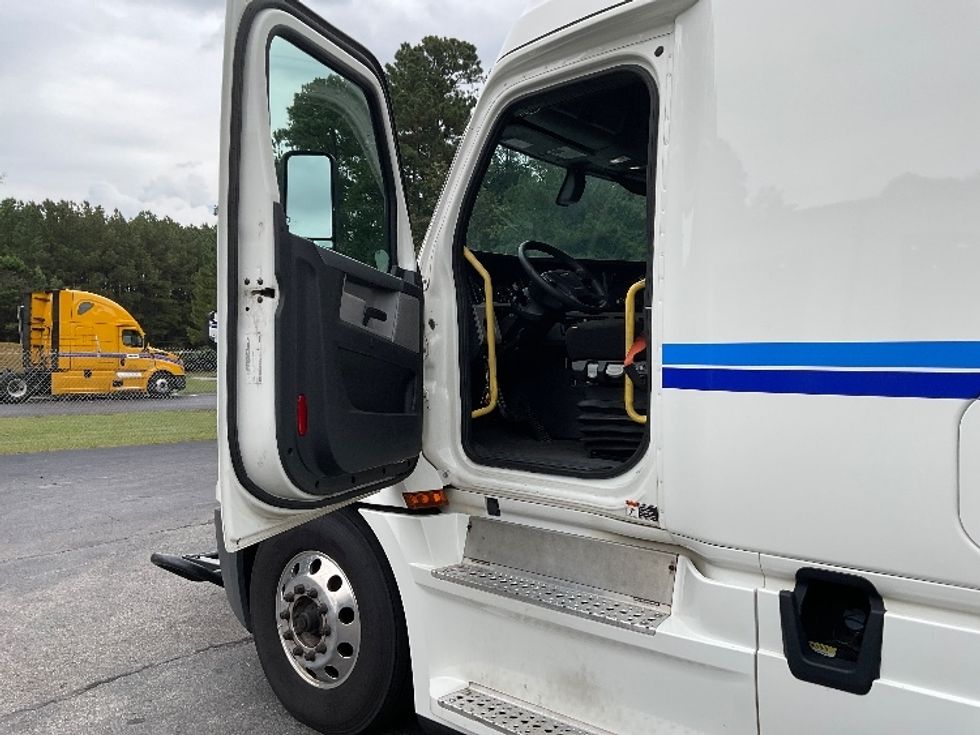 Sleeper Tractor-Heavy Duty Tractors-Freightliner-2020-T12664ST-Gainesville-GA-465,397\n\t\tmiles-$ 68,250 - Image 9