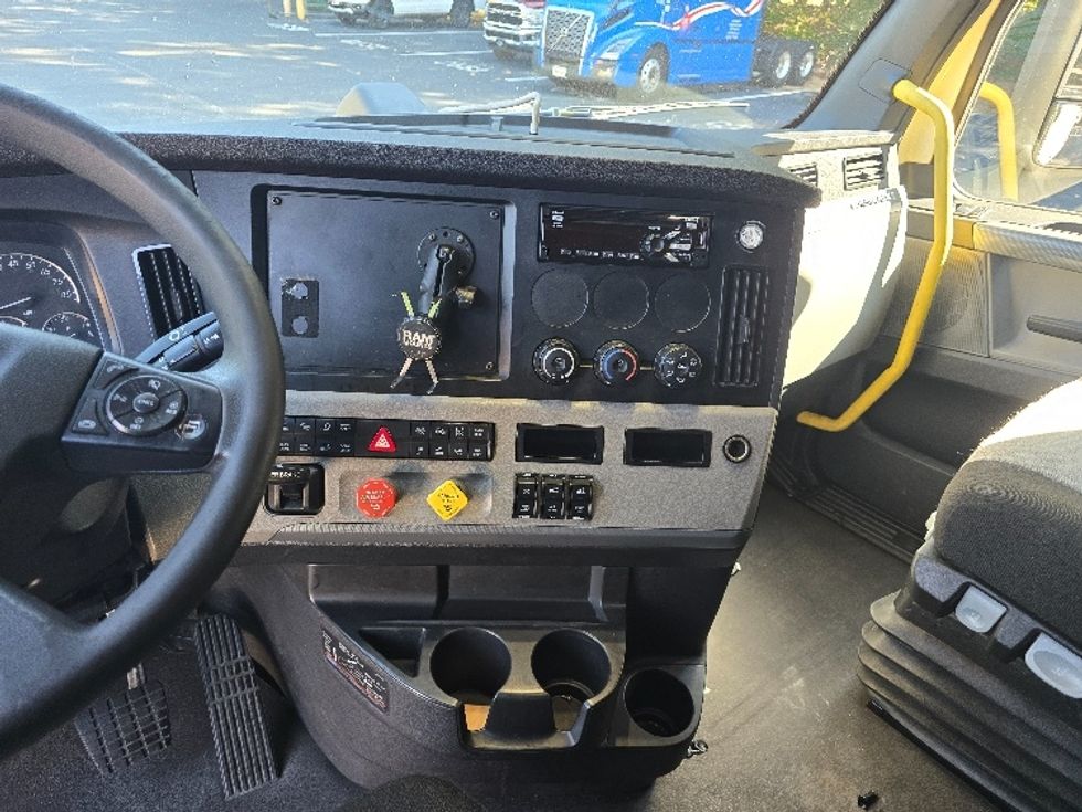 Sleeper Tractor-Heavy Duty Tractors-Freightliner-2020-T12664ST-Gainesville-GA-479,733\n\t\tmiles-$ 67,250 - Image 12