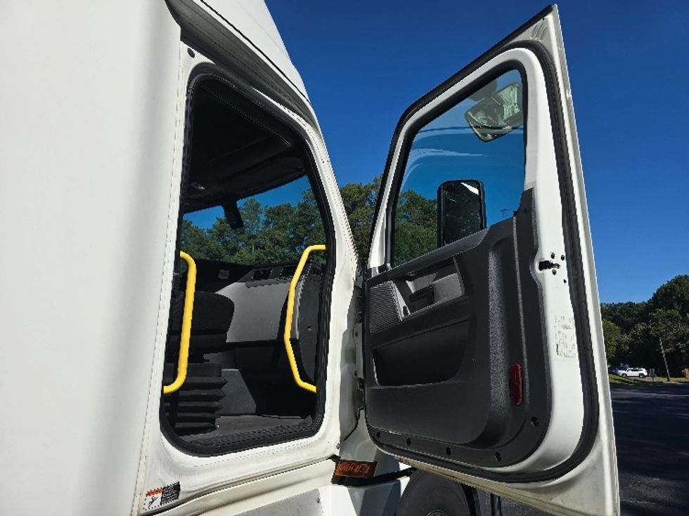 Sleeper Tractor-Heavy Duty Tractors-Freightliner-2020-T12664ST-Gainesville-GA-479,733\n\t\tmiles-$ 67,250 - Image 13