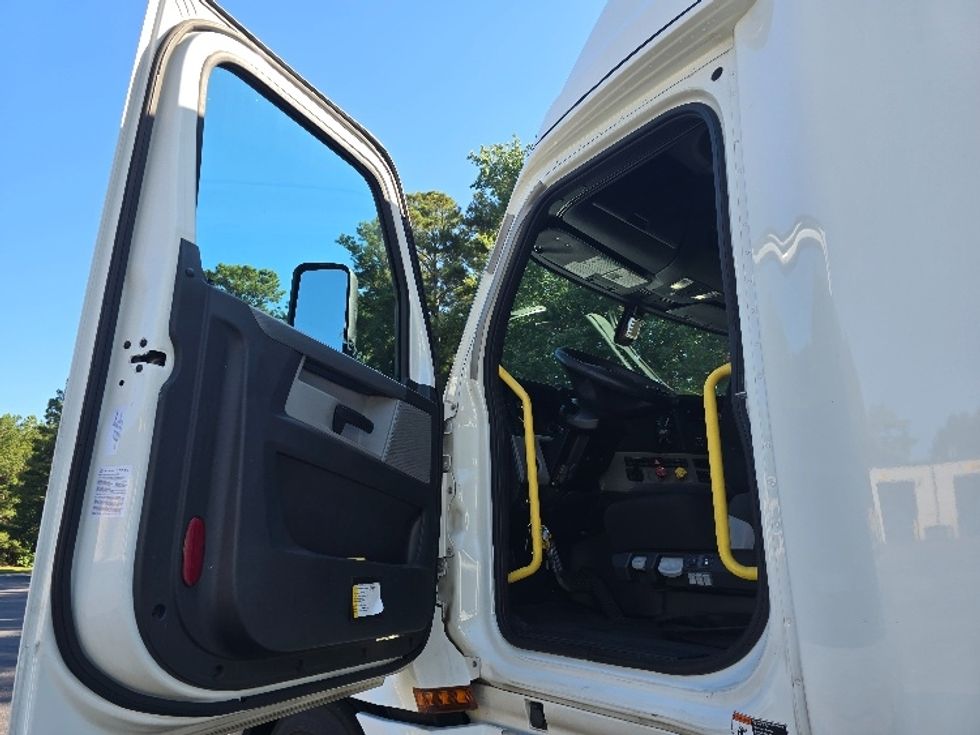 Sleeper Tractor-Heavy Duty Tractors-Freightliner-2020-T12664ST-Gainesville-GA-479,733\n\t\tmiles-$ 67,250 - Image 9