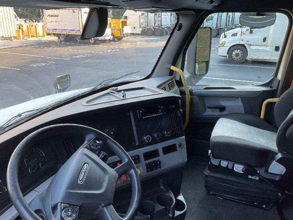 Sleeper Tractor-Heavy Duty Tractors-Freightliner-2020-T12664ST-Gainesville-GA-498,325\n\t\tmiles-$ 62,000 - Image 10