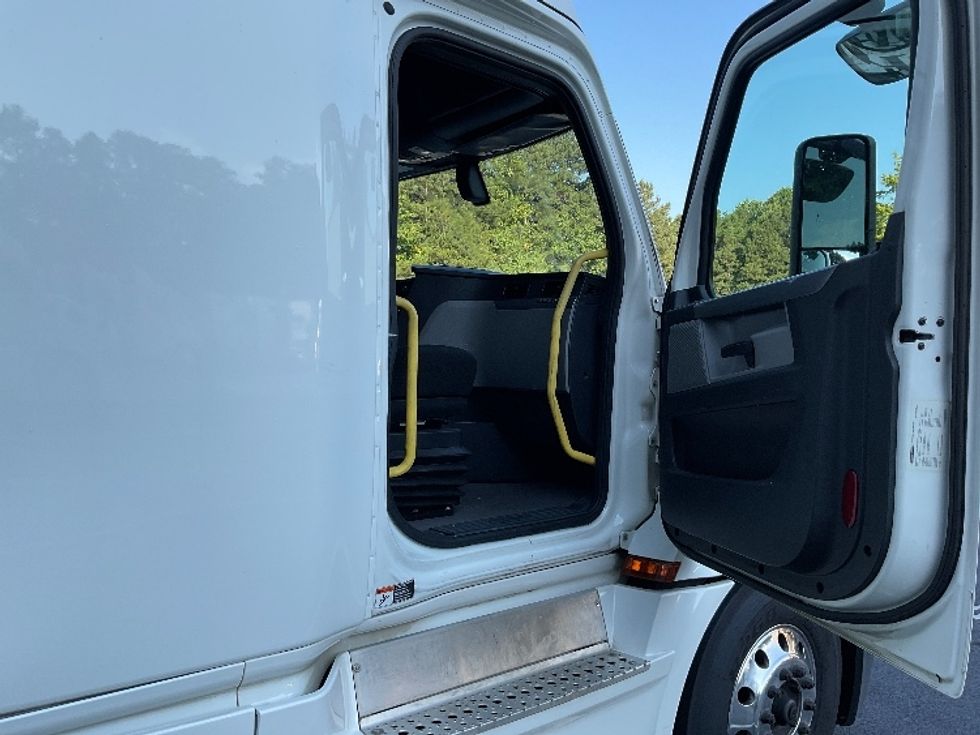 Sleeper Tractor-Heavy Duty Tractors-Freightliner-2020-T12664ST-Gainesville-GA-498,325\n\t\tmiles-$ 62,000 - Image 13