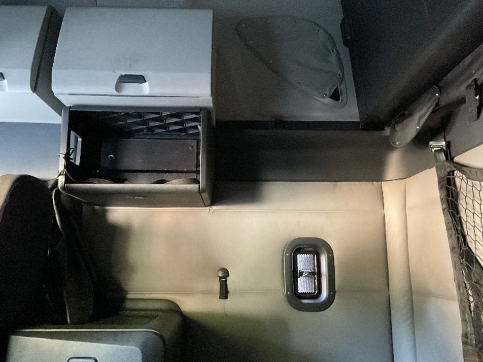 Sleeper Tractor-Heavy Duty Tractors-Freightliner-2020-T12664ST-Gainesville-GA-498,325\n\t\tmiles-$ 62,000 - Image 19