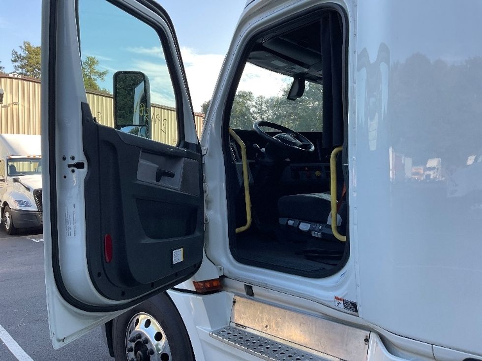 Sleeper Tractor-Heavy Duty Tractors-Freightliner-2020-T12664ST-Gainesville-GA-498,325\n\t\tmiles-$ 62,000 - Image 9