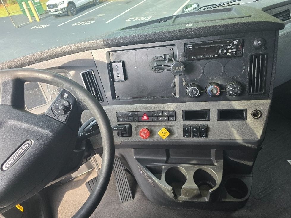 Sleeper Tractor-Heavy Duty Tractors-Freightliner-2020-T12664ST-Gainesville-GA-543,545\n\t\tmiles-$ 62,000 - Image 12