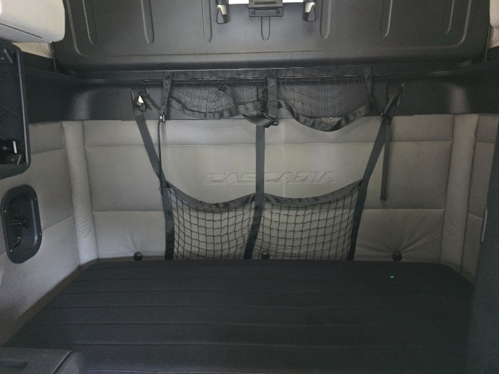 Sleeper Tractor-Heavy Duty Tractors-Freightliner-2020-T12664ST-Gainesville-GA-543,545\n\t\tmiles-$ 62,000 - Image 16