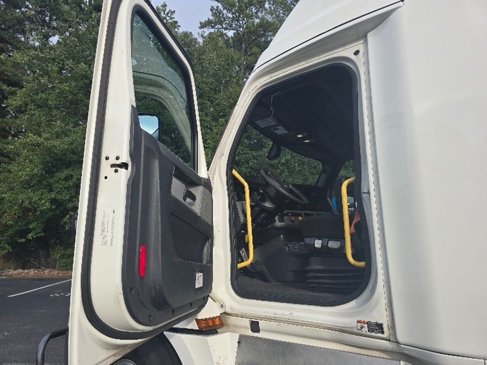 Sleeper Tractor-Heavy Duty Tractors-Freightliner-2020-T12664ST-Gainesville-GA-543,545\n\t\tmiles-$ 62,000 - Image 9