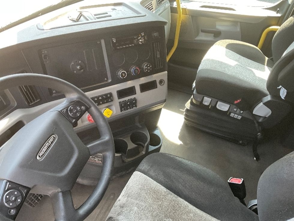 Sleeper Tractor-Heavy Duty Tractors-Freightliner-2020-T12664ST-Gainesville-GA-551,912\n\t\tmiles-$ 61,250 - Image 10