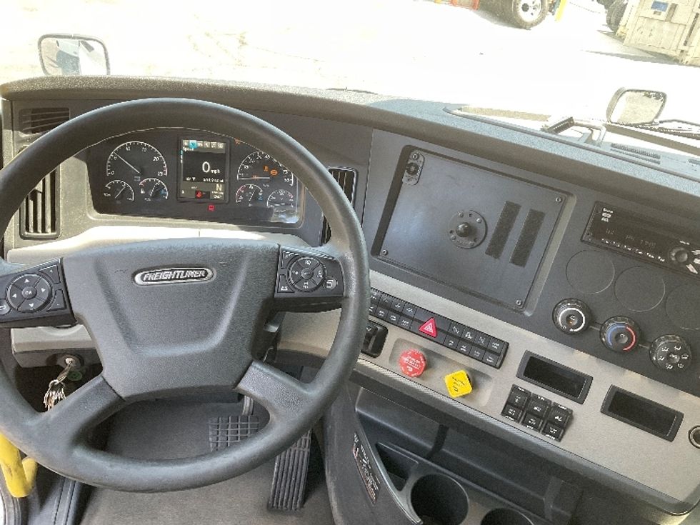 Sleeper Tractor-Heavy Duty Tractors-Freightliner-2020-T12664ST-Gainesville-GA-551,912\n\t\tmiles-$ 61,250 - Image 11