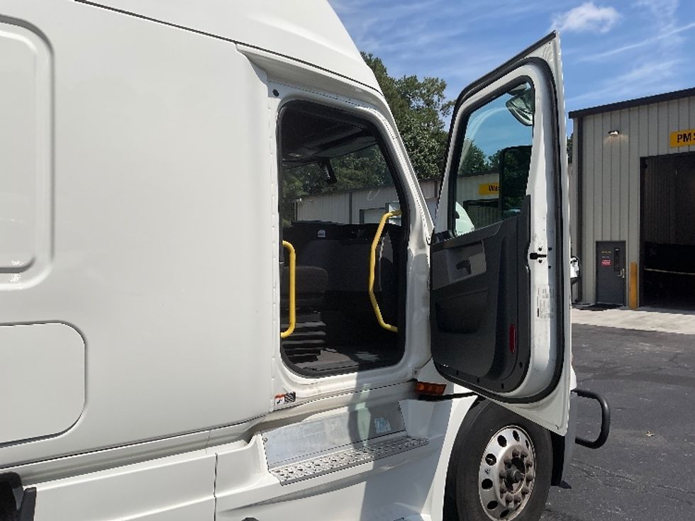 Sleeper Tractor-Heavy Duty Tractors-Freightliner-2020-T12664ST-Gainesville-GA-551,912\n\t\tmiles-$ 61,250 - Image 13