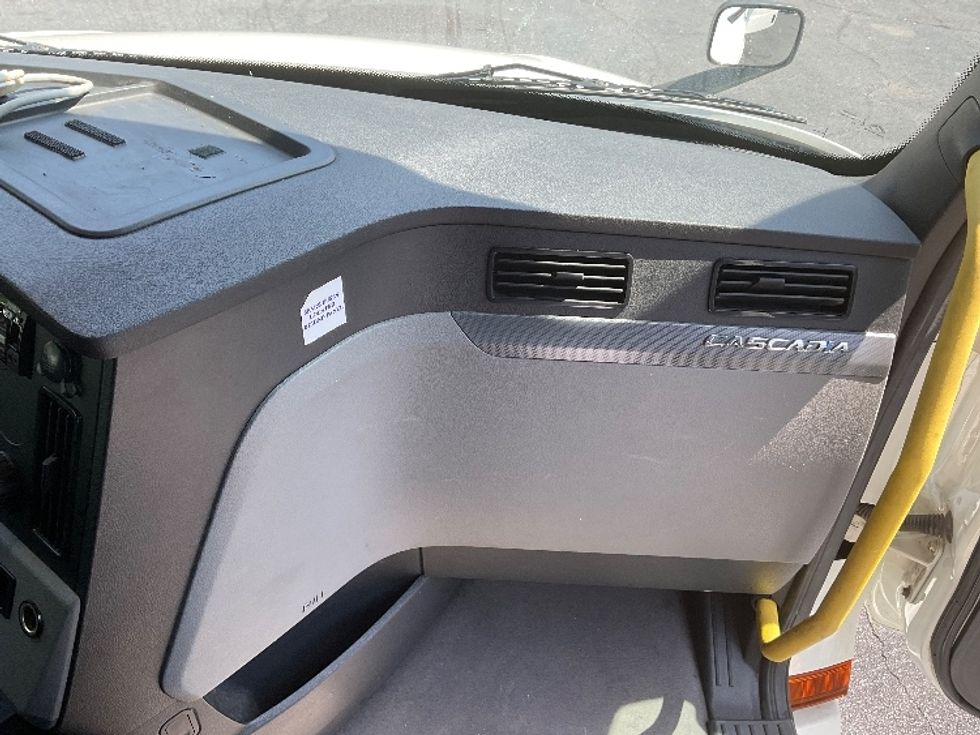 Sleeper Tractor-Heavy Duty Tractors-Freightliner-2020-T12664ST-Gainesville-GA-551,912\n\t\tmiles-$ 61,250 - Image 14