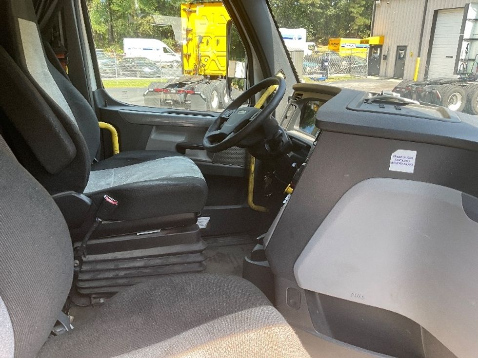 Sleeper Tractor-Heavy Duty Tractors-Freightliner-2020-T12664ST-Gainesville-GA-551,912\n\t\tmiles-$ 61,250 - Image 15