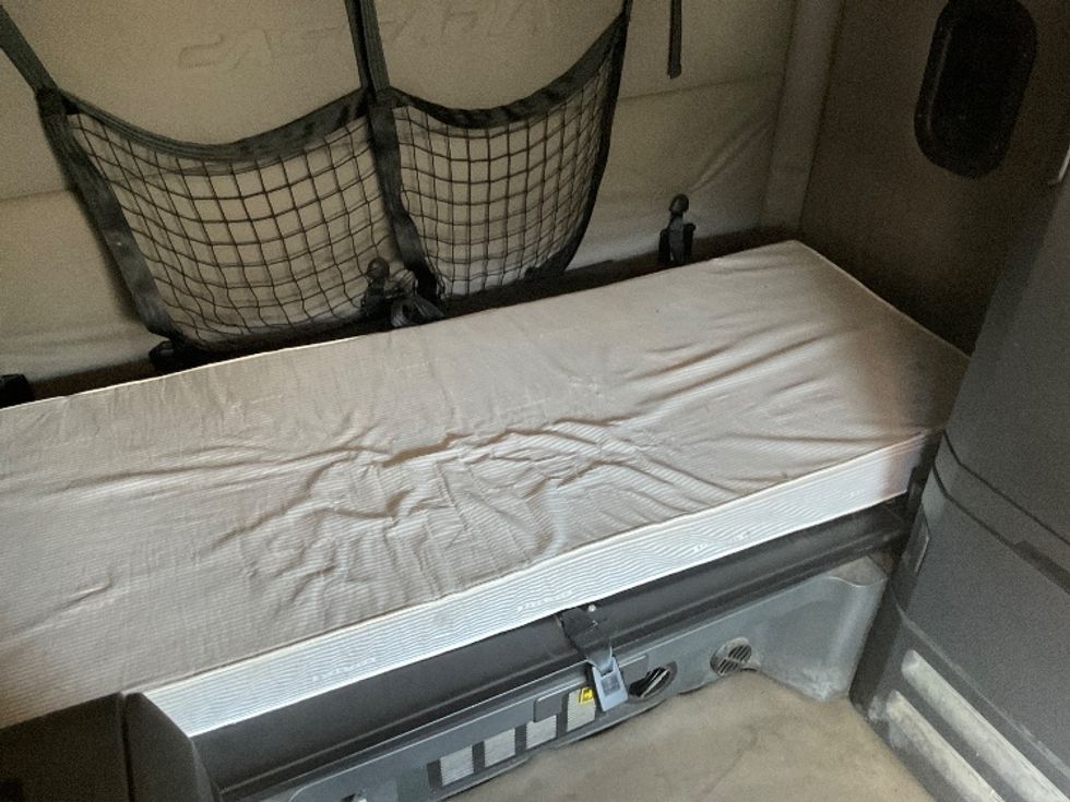 Sleeper Tractor-Heavy Duty Tractors-Freightliner-2020-T12664ST-Gainesville-GA-551,912\n\t\tmiles-$ 61,250 - Image 17