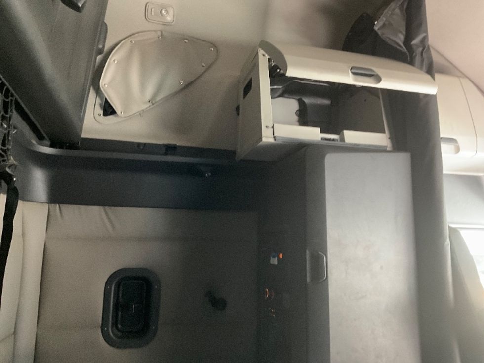 Sleeper Tractor-Heavy Duty Tractors-Freightliner-2020-T12664ST-Gainesville-GA-551,912\n\t\tmiles-$ 61,250 - Image 19