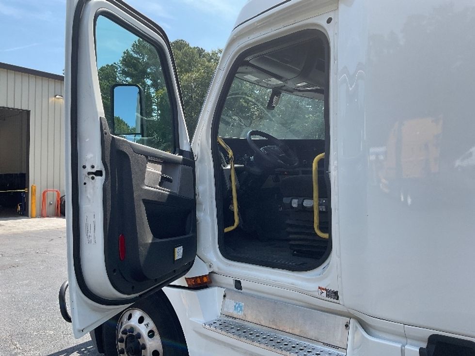 Sleeper Tractor-Heavy Duty Tractors-Freightliner-2020-T12664ST-Gainesville-GA-551,912\n\t\tmiles-$ 61,250 - Image 9
