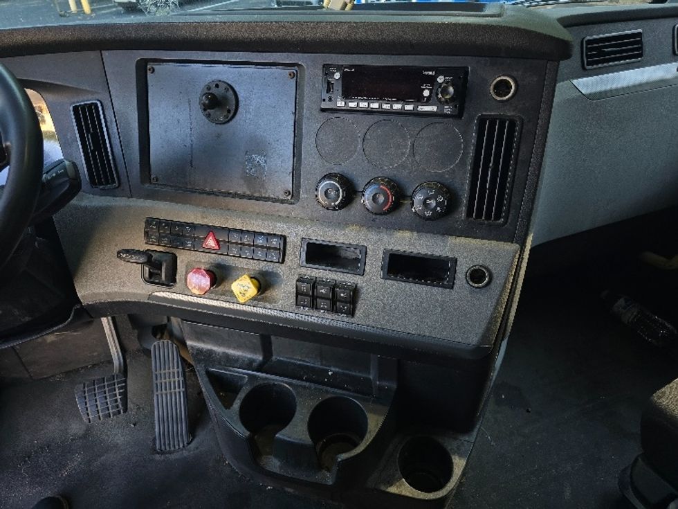 Sleeper Tractor-Heavy Duty Tractors-Freightliner-2020-T12664ST-Gainesville-GA-573,169\n\t\tmiles-$ 59,750 - Image 12