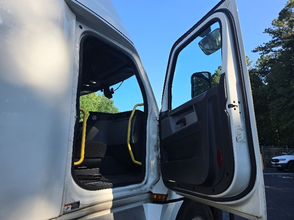 Sleeper Tractor-Heavy Duty Tractors-Freightliner-2020-T12664ST-Gainesville-GA-573,169\n\t\tmiles-$ 59,750 - Image 13