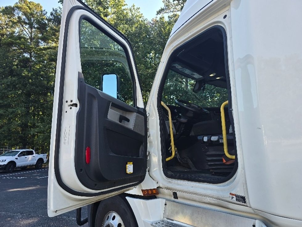 Sleeper Tractor-Heavy Duty Tractors-Freightliner-2020-T12664ST-Gainesville-GA-573,169\n\t\tmiles-$ 59,750 - Image 9
