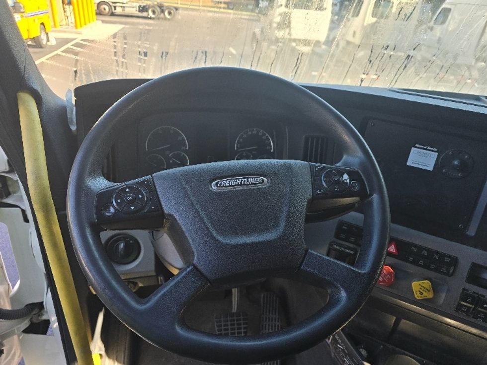 Sleeper Tractor-Heavy Duty Tractors-Freightliner-2020-T12664ST-Gainesville-GA-631,126\n\t\tmiles-$ 55,250 - Image 11