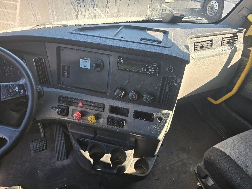 Sleeper Tractor-Heavy Duty Tractors-Freightliner-2020-T12664ST-Gainesville-GA-631,126\n\t\tmiles-$ 55,250 - Image 12