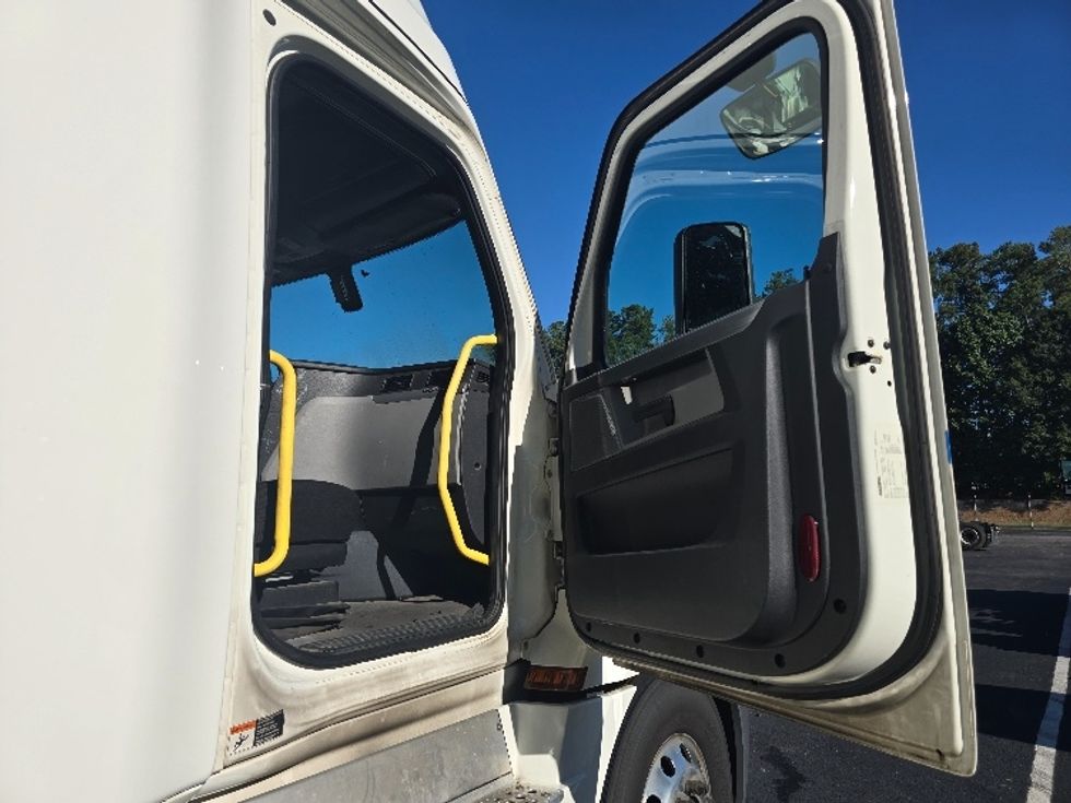 Sleeper Tractor-Heavy Duty Tractors-Freightliner-2020-T12664ST-Gainesville-GA-631,126\n\t\tmiles-$ 55,250 - Image 13