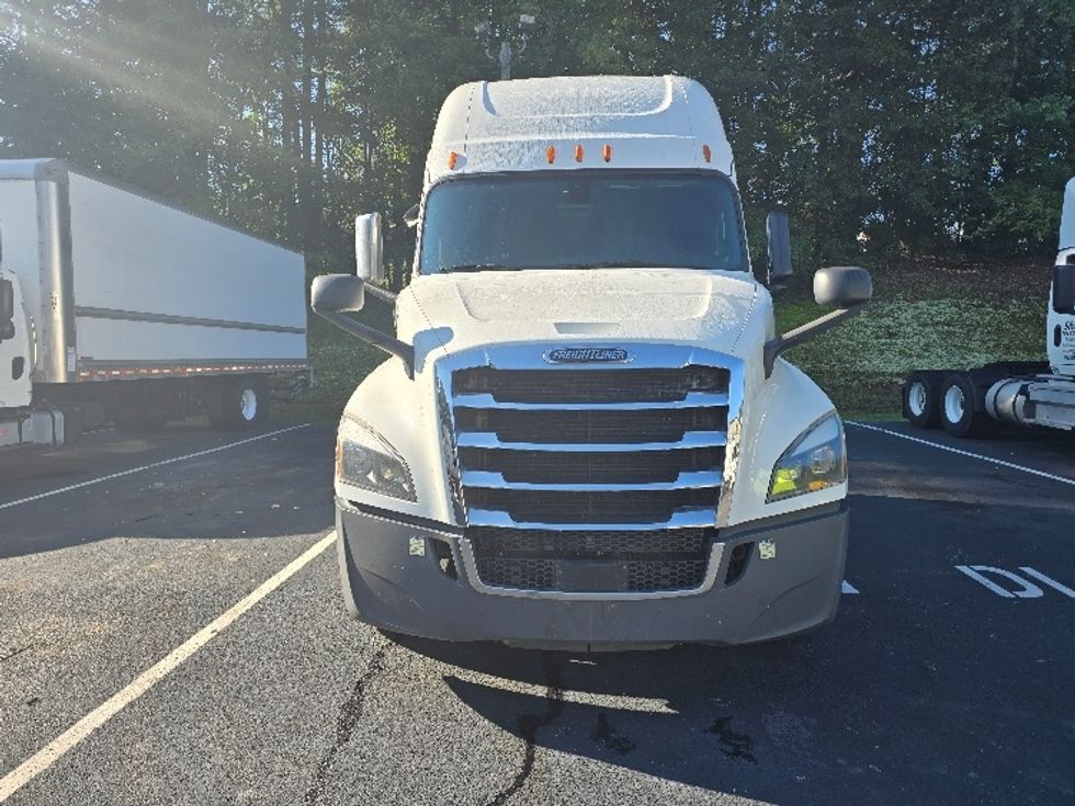 Sleeper Tractor-Heavy Duty Tractors-Freightliner-2020-T12664ST-Gainesville-GA-631,126\n\t\tmiles-$ 55,250 - Image 2