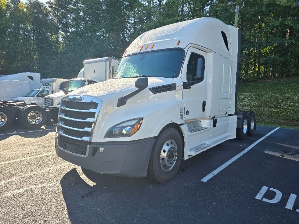2020 Freightliner Cascadia 126" Sleeper Cab photo 2