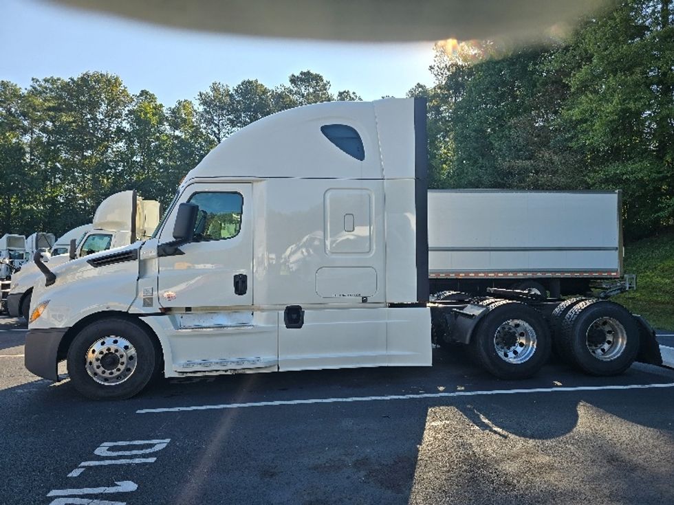 2020 Freightliner Cascadia 126" Sleeper Cab photo 3