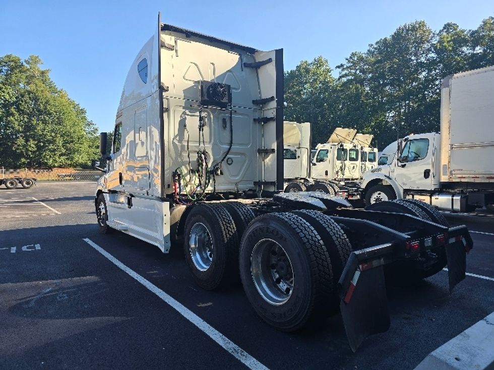 2020 Freightliner Cascadia 126" Sleeper Cab photo 4