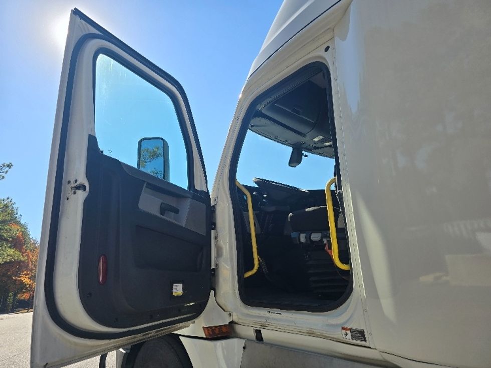 Sleeper Tractor-Heavy Duty Tractors-Freightliner-2020-T12664ST-Gainesville-GA-647,885\n\t\tmiles-$ 53,000 - Image 9