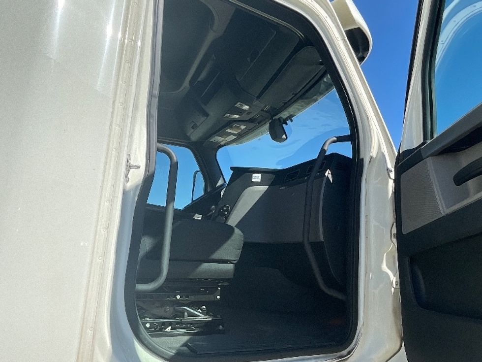 Sleeper Tractor-Heavy Duty Tractors-Freightliner-2020-T12664ST-Garden City-GA-341,077\n\t\tmiles-$ 73,000 - Image 13