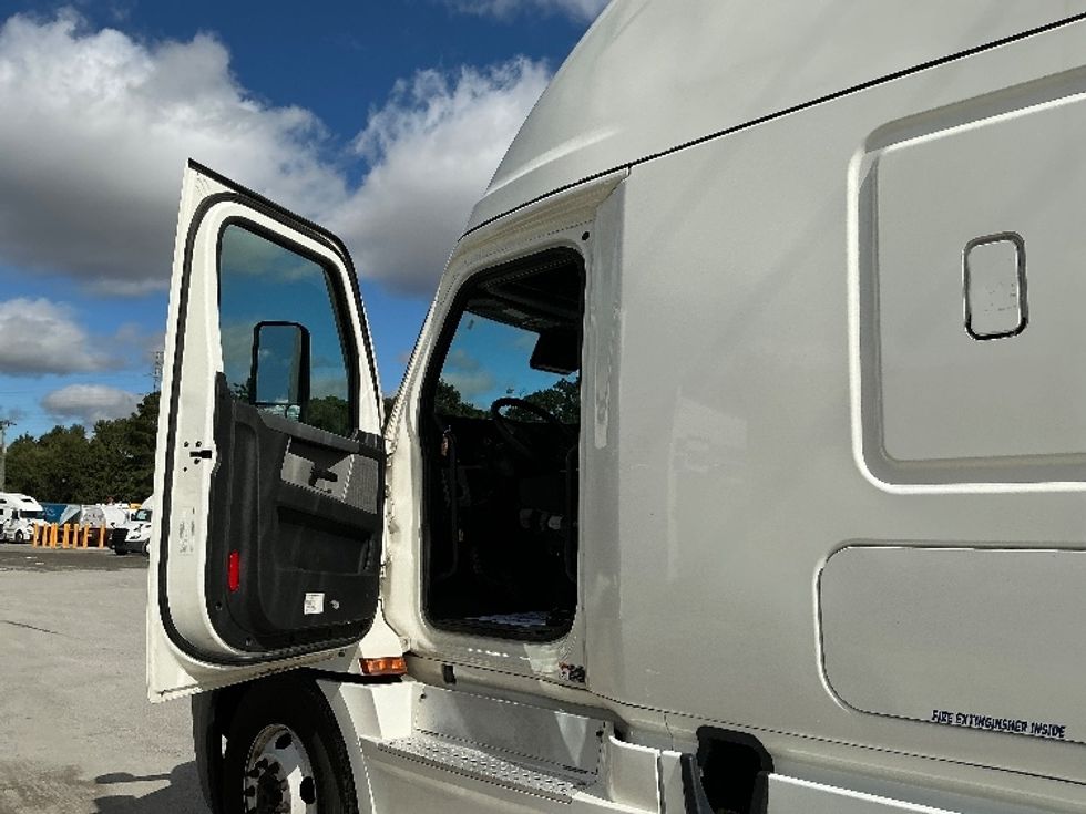 Sleeper Tractor-Heavy Duty Tractors-Freightliner-2020-T12664ST-Garden City-GA-671,162\n\t\tmiles-$ 48,250 - Image 9