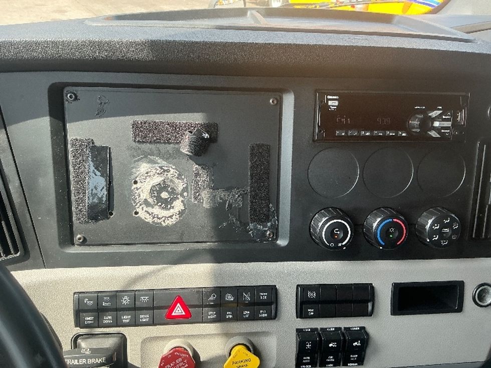 Sleeper Tractor-Heavy Duty Tractors-Freightliner-2020-T12664ST-Garland-TX-468,734\n\t\tmiles-$ 71,750 - Image 12