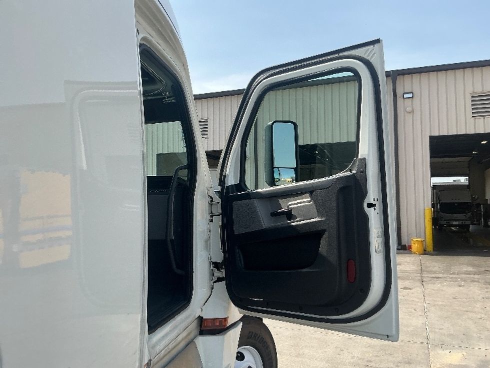 Sleeper Tractor-Heavy Duty Tractors-Freightliner-2020-T12664ST-Garland-TX-468,734\n\t\tmiles-$ 71,750 - Image 13