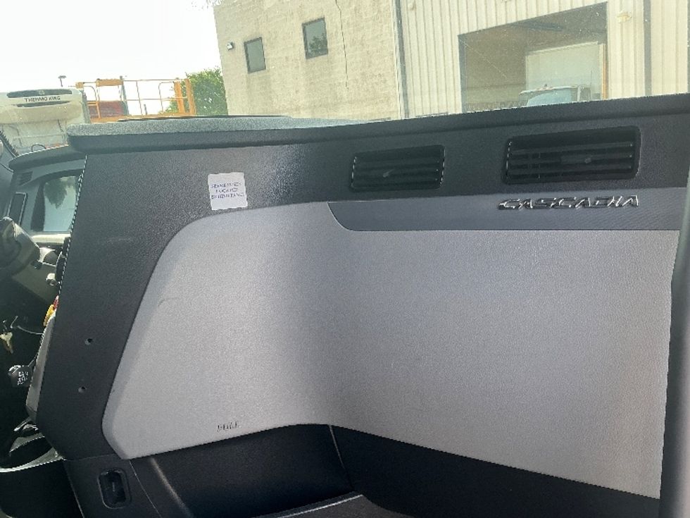 Sleeper Tractor-Heavy Duty Tractors-Freightliner-2020-T12664ST-Garland-TX-468,734\n\t\tmiles-$ 71,750 - Image 14